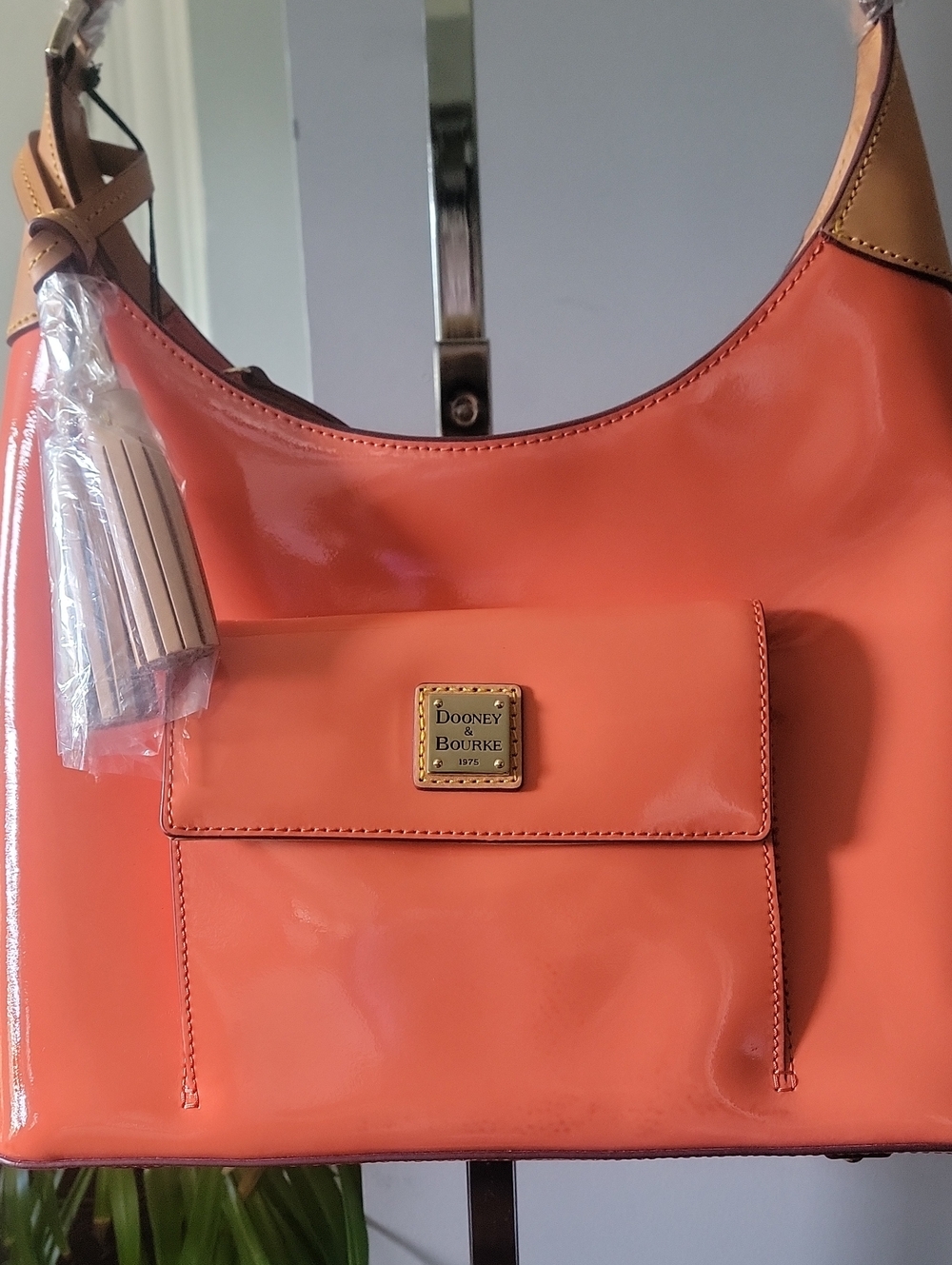 🧡DOONEY & BOURKE ORANGE PATENT LEATHER HOBO SHOULDER BAG - Picture 3 of 10